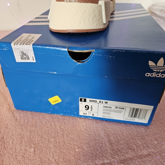 Brand new in box Womens Adidas sneakers size 9.5 - Picture 3 of 5